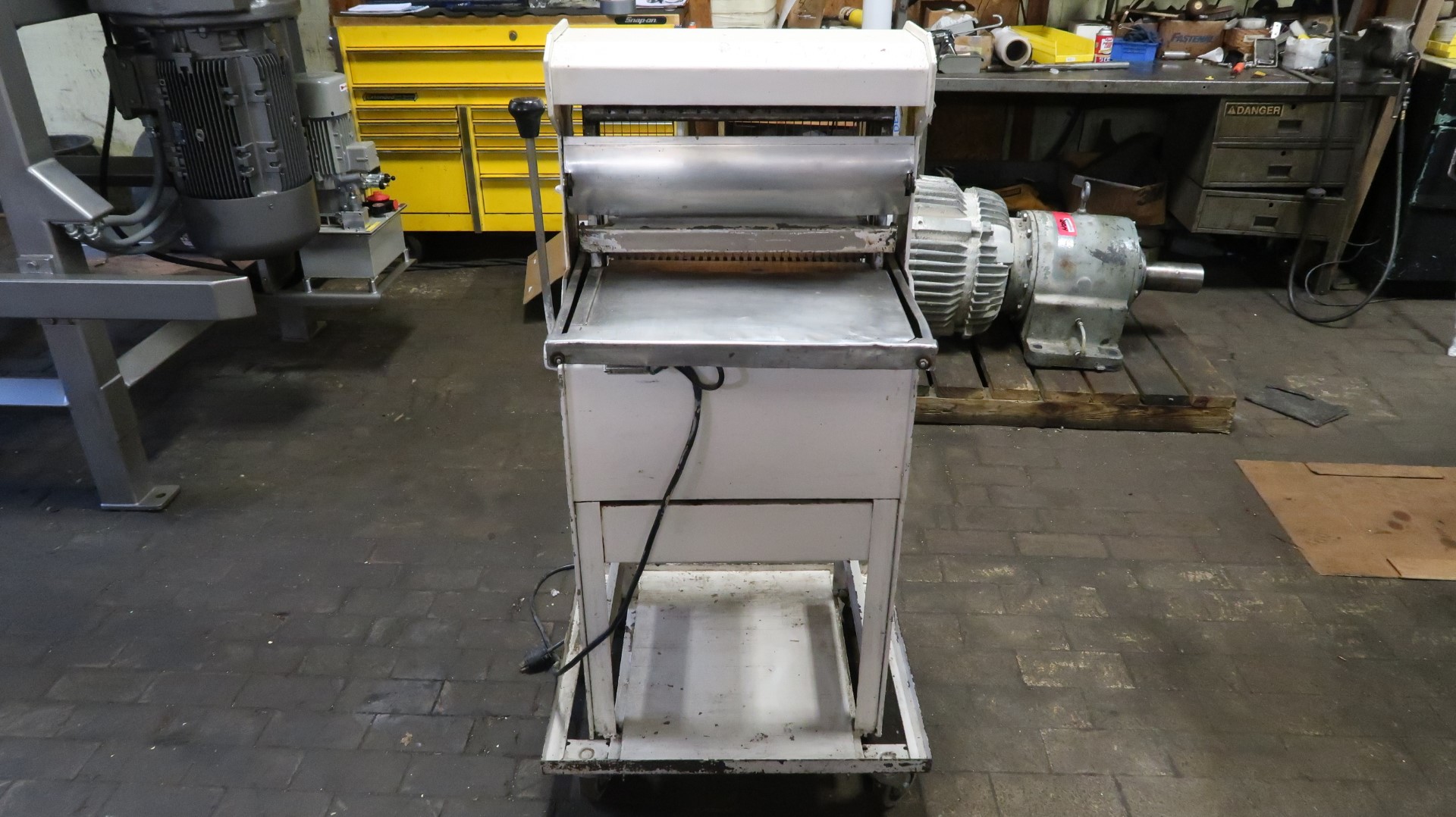 Used Oliver Model 777 Bread Slicer | 1/2″ Slice Thickness